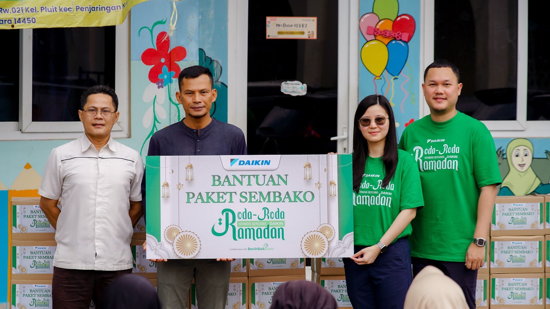 Through 'Roda-Roda Ramadan', DAIKIN Distributes Over 1,000 Essential Food Packages