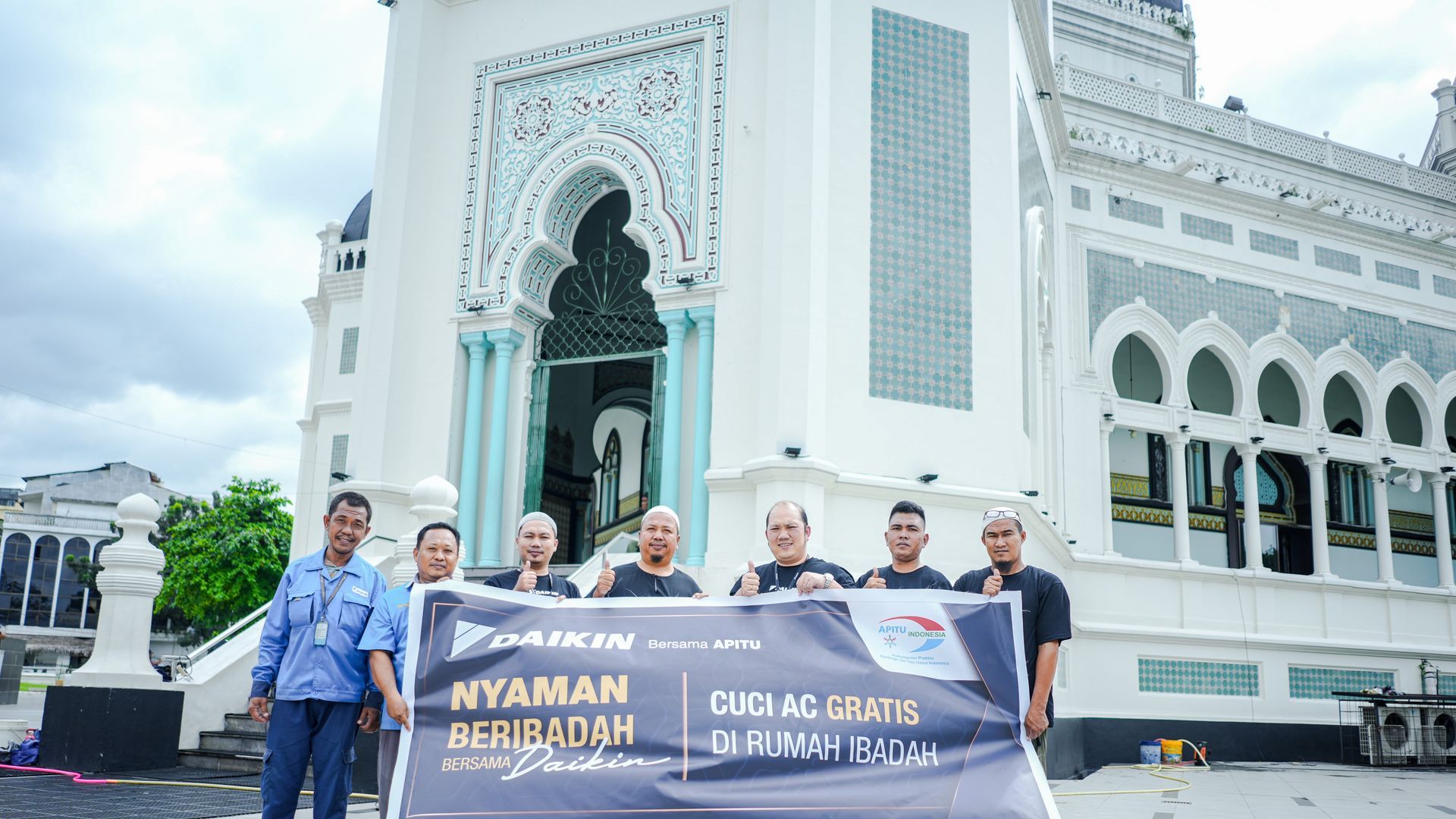 Daikin Provides Free AC Cleaning at 65 Places of Worship in Medan and Aceh