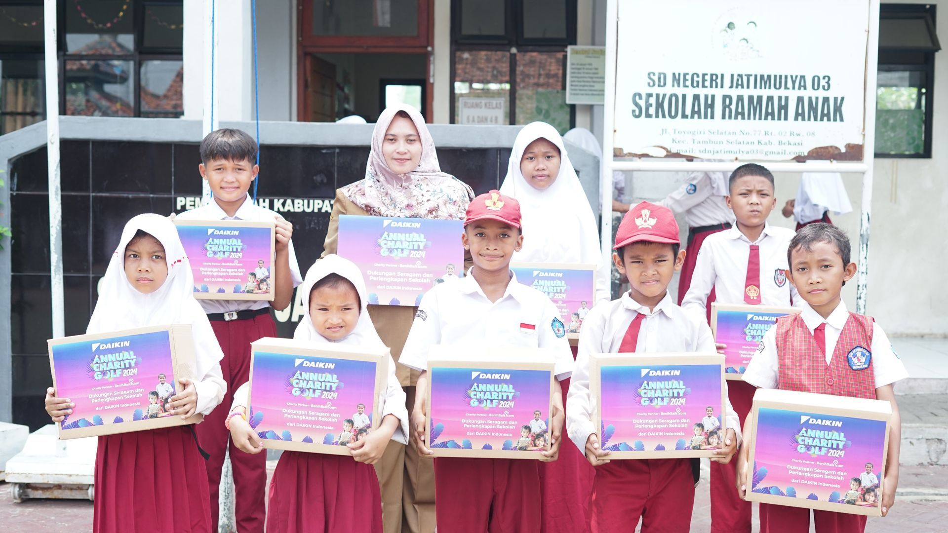 DAIKIN Supports School Supplies Through the 'School of Happiness' Program