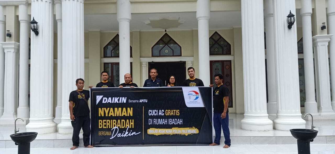 Beri Kenyamanan, DAIKIN Lakukan Aksi Bersih AC Rumah Ibadah