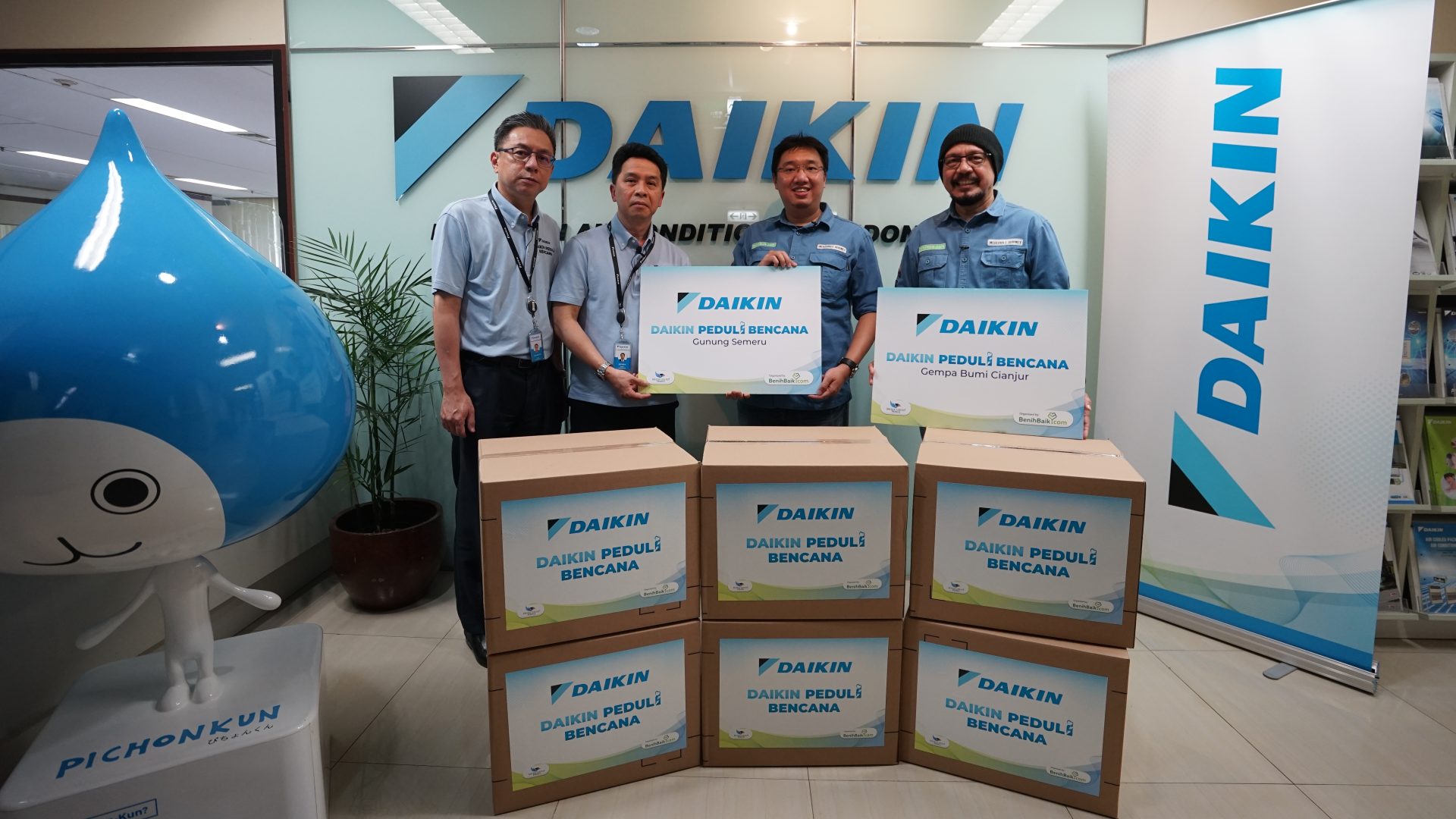 Daikin Distributes Hundreds of Basic Food Packages to Communities Affected by Mount Semeru Eruption
